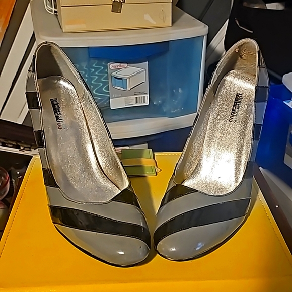 Vintage 1990s Striped Wedge Shoes by Dangerous, Sz 9, Black & Gray Patent Leathe - Picture 4 of 8